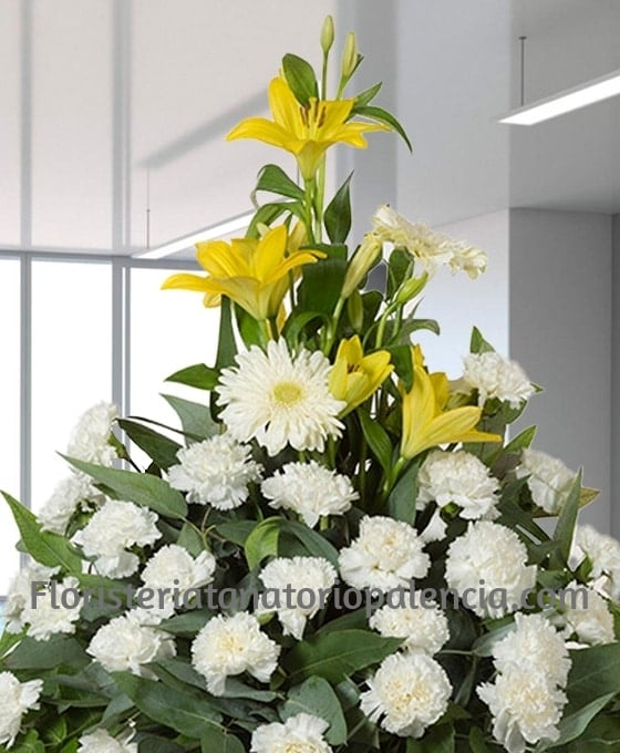 Centro de flores fúnebres Amarillas y Blancas